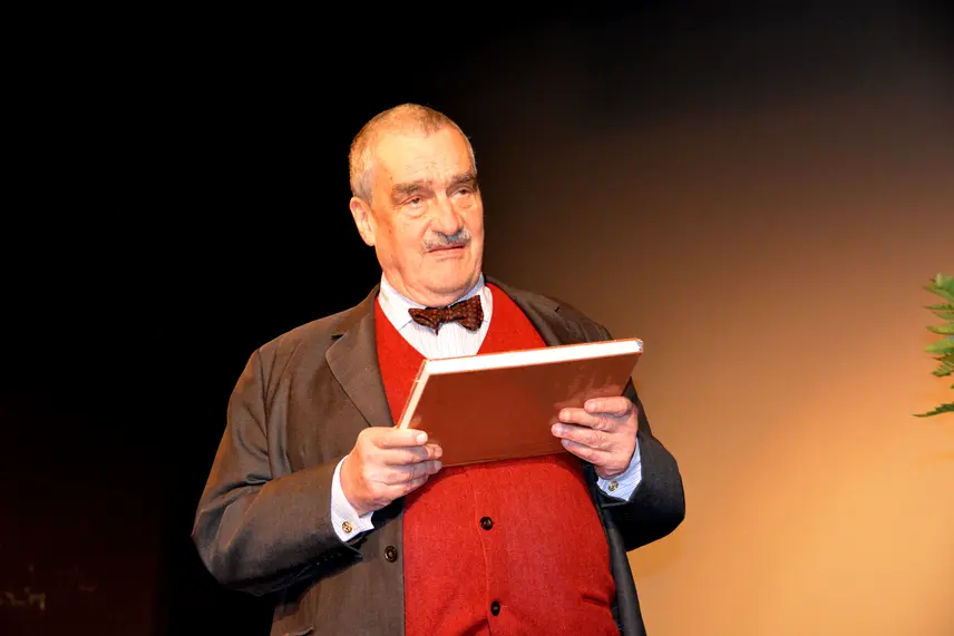 Karel Schwarzenberg při křtu knihy Poslední ráj Adolfa Schwarzenberga v Kulturním centru Panorama v Hluboké nad Vltavou, 2015 Karel Schwarzenberg při křtu knihy Poslední ráj Adolfa Schwarzenberga v Kulturním centru Panorama v Hluboké nad Vltavou, 2015